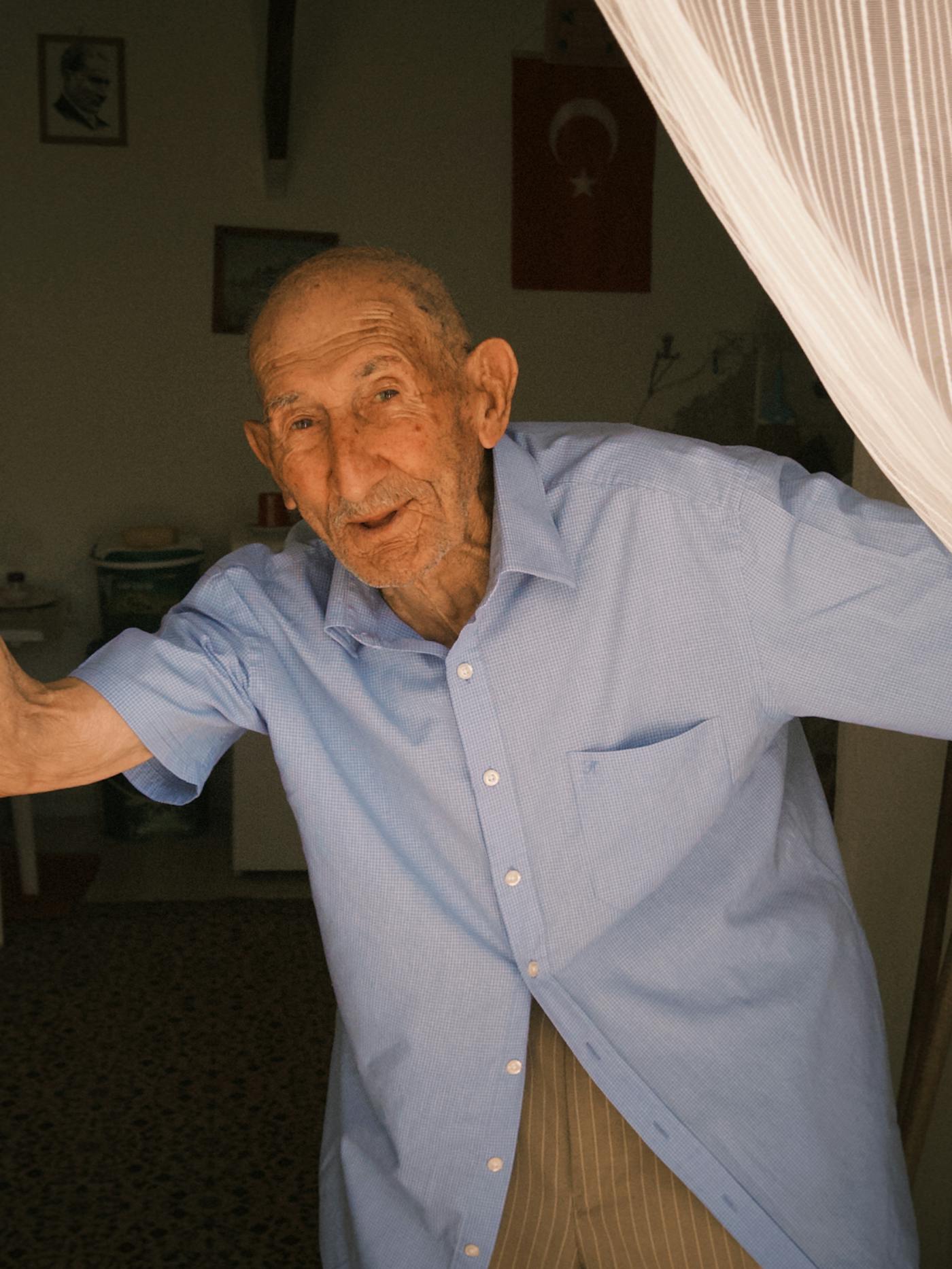 Carer providing dementia support at home